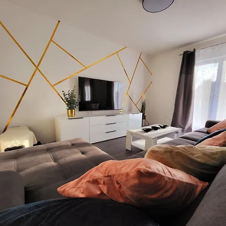 Mit Zwei Terrassen In Der Naehe Vom Beliebten Sandstrand Von Okrug Gornji Hotel