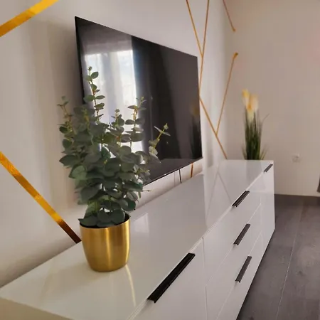 Mit Zwei Terrassen In Der Naehe Vom Beliebten Sandstrand Von Okrug Gornji * Trogir