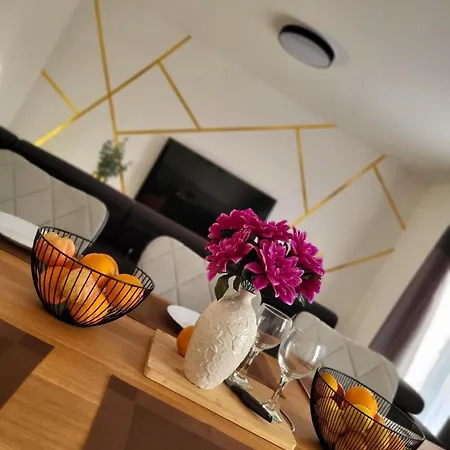 Hotel Mit Zwei Terrassen In Der Naehe Vom Beliebten Sandstrand Von Okrug Gornji