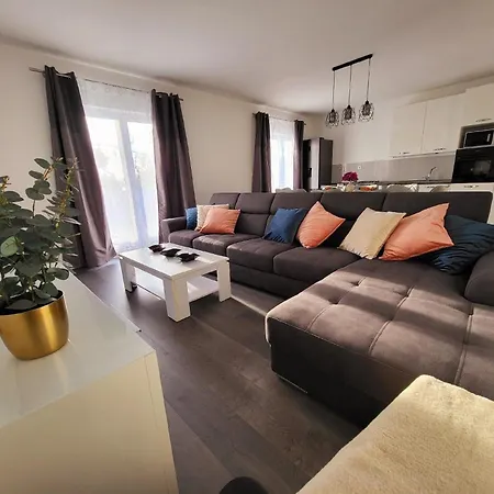 Mit Zwei Terrassen In Der Naehe Vom Beliebten Sandstrand Von Okrug Gornji Hotel